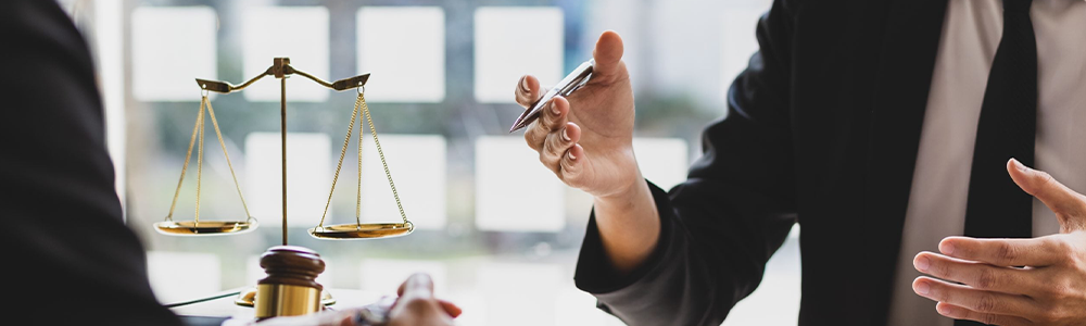 محامي متخصص في شؤون الهيئات المحلية